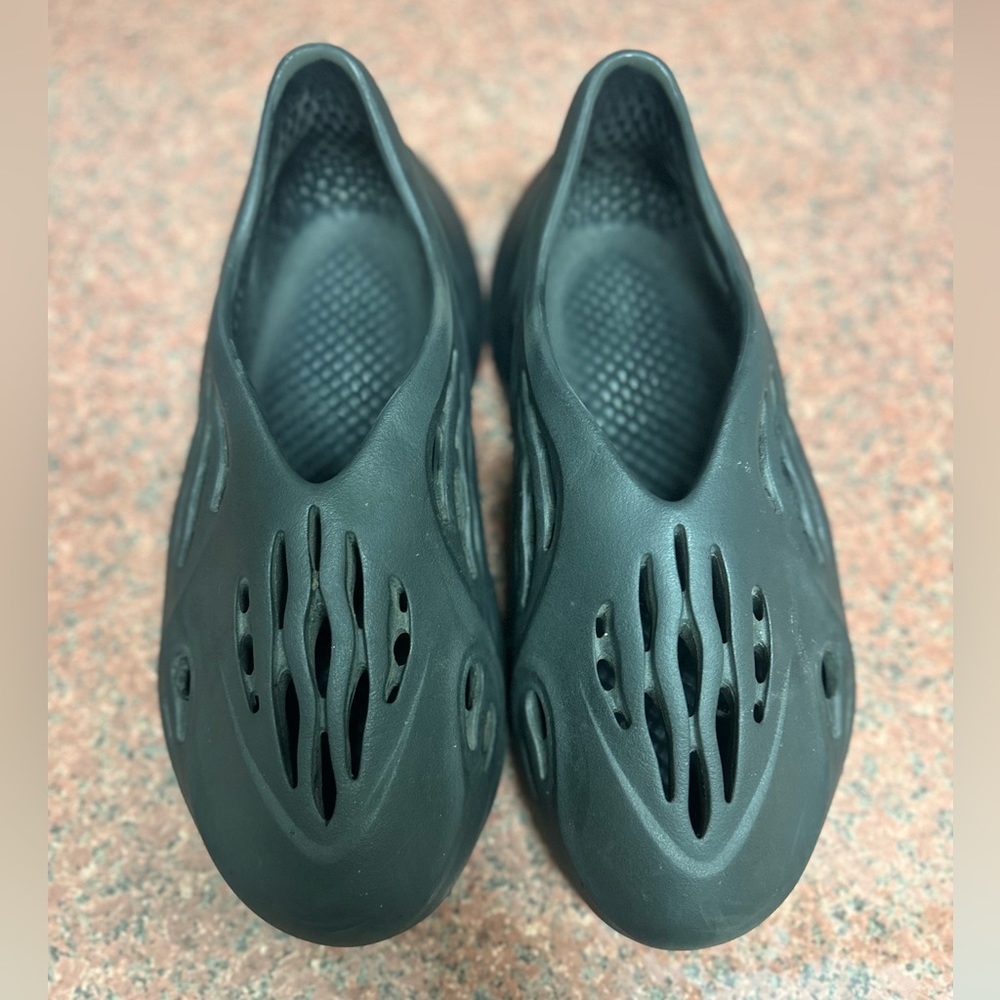 Yeezy foam runners (onyx) size 13M